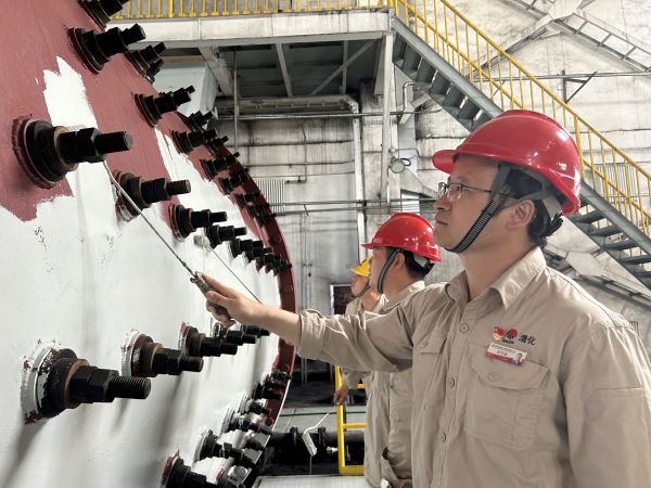 圖2 5月30日下午，制氣車(chē)間黨支部攜手聯(lián)合黨支部開(kāi)展聯(lián)學(xué)聯(lián)建融生產(chǎn)  裝置舊貌換新顏主題黨日活動(dòng)，制氣車(chē)間702磨煤機(jī)刷漆亮化活動(dòng)現(xiàn)場(chǎng)紀(jì)實(shí)。.jpg