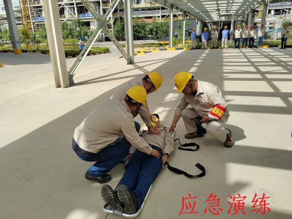 6月12日上午，制氣車間開展丙烯泄漏應(yīng)急演練，上圖為演練中搶救人員對暈倒職工進(jìn)行心肺復(fù)蘇急救紀(jì)實照片.jpg