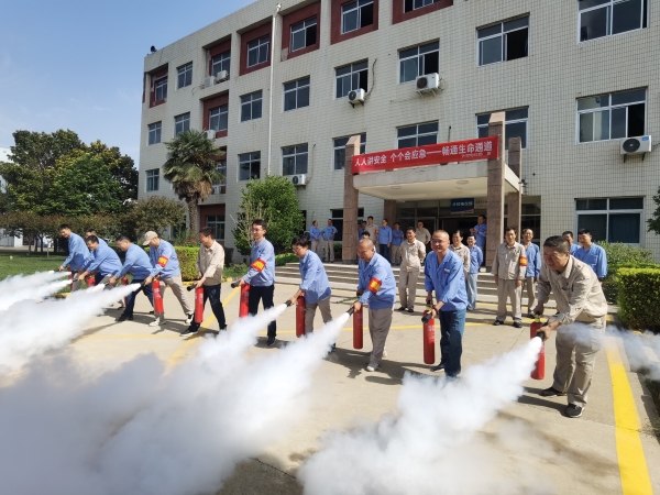 6月13日上午，消防培訓結束后大家分組現(xiàn)場進行滅火器模擬使用3.jpg