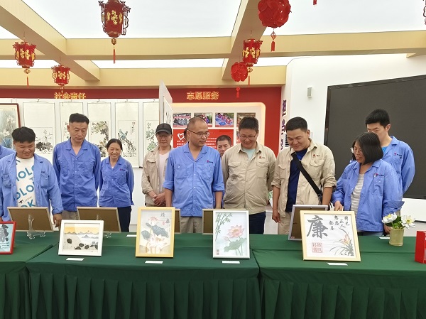 6月14日，尿素車間黨支部組織黨員參觀廉潔作品展1.jpg