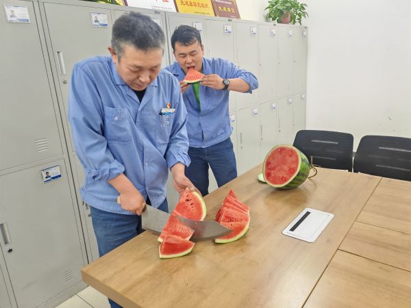 圖3 6月25日，班長雷仲民正在切西瓜。 肖歡 攝.jpg