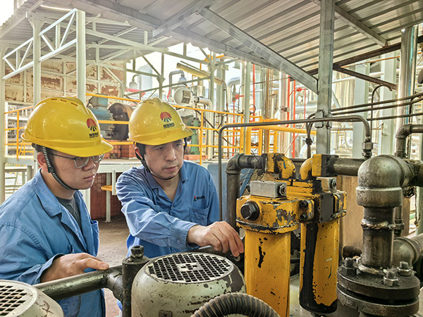 1719373275326721.jpeg 安朝陽和岳維哲在裝置現(xiàn)場.jpg