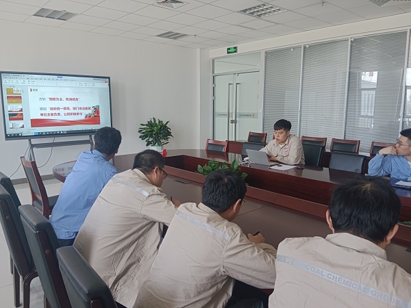 7月4日上午，水汽車間安全員賀文對(duì)運(yùn)行一班全體人員進(jìn)行了消防安全培訓(xùn)與典型事故案例分析的專題培訓(xùn)。.jpg