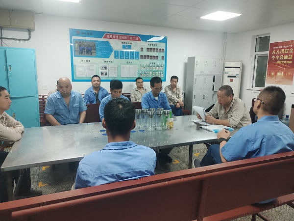 1720575708590565.jpeg 班組成員在學(xué)習(xí)五懂五會五能理論知識.jpg