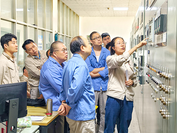 1720740672128235.jpeg 7月11日早八點(diǎn)在一期機(jī)組控制臺前展開培訓(xùn) (1).jpg