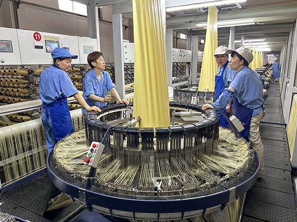 7 月 23 日，老員工手把手地教導轉(zhuǎn)崗新員工調(diào)試機器。.jpg