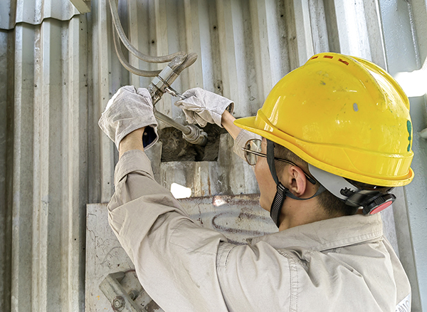 1721811104457095.jpeg 24日副司爐李震發(fā)現(xiàn)4號鍋爐脫銷噴槍活接滴漏,正在緊固.jpg