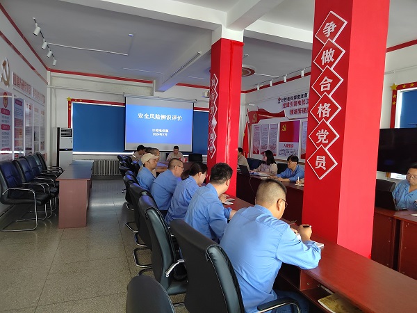 近日，計控電儀部舉行了“安全風(fēng)險辨識評價”總結(jié)會，由部門領(lǐng)導(dǎo)、安全員、各班、段、站長、技術(shù)員組成的安全風(fēng)險評價小組對部門管轄區(qū)域的安全風(fēng)險進行了進一步的辨識評估和總結(jié)1.jpg