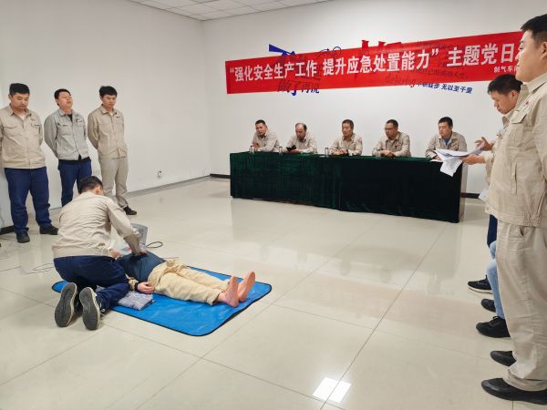 圖2 7月26日，張力演示心肺復(fù)蘇全過(guò)程。.jpg