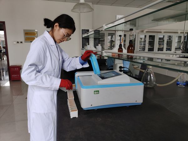 1722295959801633.jpeg 職工在進(jìn)行水質(zhì)COD操作考試.jpg