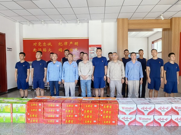 1722590900629527.jpeg 8.1日上午,行政保衛(wèi)部代表公司慰問渭南高新區(qū)消防救援大隊(duì).jpg