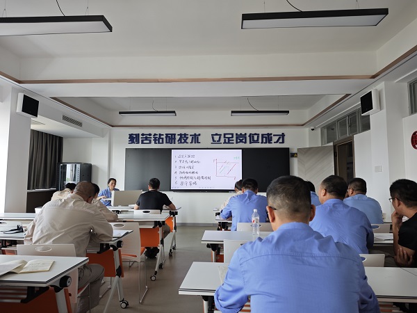 近日，計控電儀部主任工程師馬曉華為部門人員進行了“離心式壓縮機的防喘振控制” 培訓(xùn)1.jpg