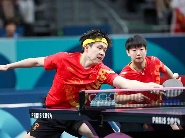 2024年7月30日巴黎奧運(yùn)會(huì)乒乓球混雙決賽，孫穎莎和王楚欽比賽照片.jpg