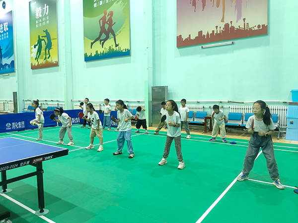 2024年8月1日，渭化集團(tuán)乒乓球館，小學(xué)生學(xué)習(xí)乒乓球.jpg
