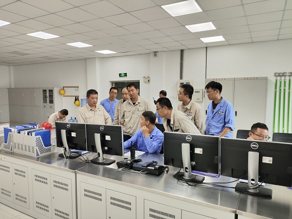 1723189937347148.jpeg 8月7日 現(xiàn)場人員討論運(yùn)行參數(shù).jpg