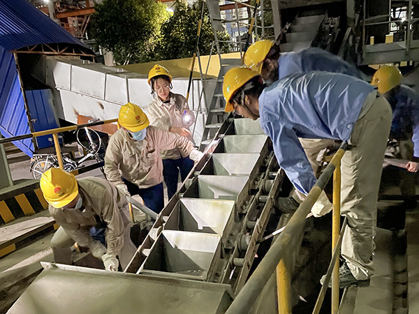 9月7日，三期鍋爐水平鏈斗跳車，夜班運行人員緊張復(fù)位.jpg