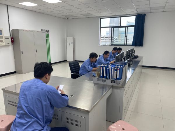 1726640211943732.jpeg 電儀分部運(yùn)行班組班長(zhǎng)孫凱在部署工作.jpg