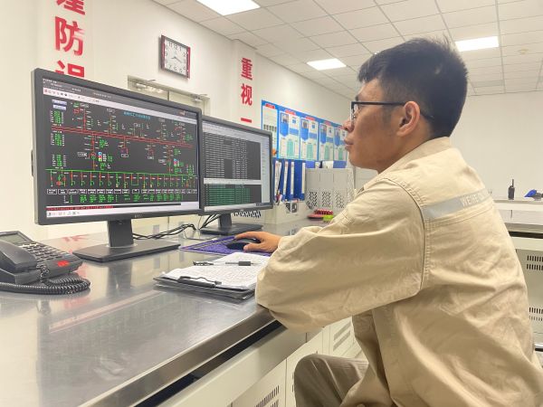 1726640218797152.jpeg 電儀分部員工第五江明在調(diào)整系統(tǒng)電壓.jpg