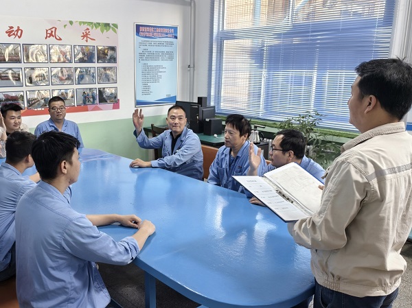 檢修人員在“小課堂”開(kāi)展互動(dòng)問(wèn)答.jpg