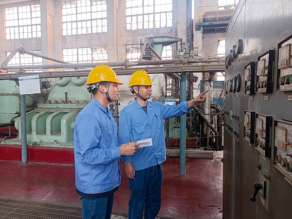 機組現(xiàn)場，老師傅正在向年輕員工傳授操作技藝.jpg
