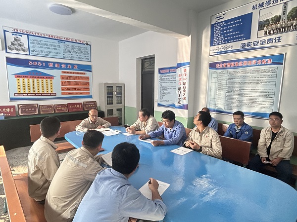 1729130100187545.jpeg 張振華帶領(lǐng)大家對(duì)安全“雙優(yōu)班組”遇見的問題逐一解決.jpg