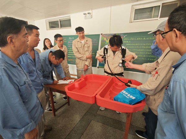 近日，計控電儀部特邀公司應(yīng)急救援隊隊長寧生修為部門全體員工進行心肺復蘇和空氣呼吸器使用方法的應(yīng)急技能培訓1.jpg