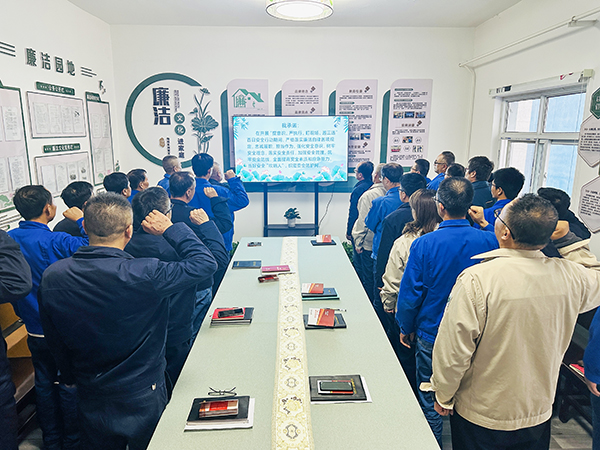 10月21日下午，物料車間黨支部開展了以“敲響廉潔警鐘、繃緊安全之弦、筑牢廉潔安全‘雙防線’”為主題的警示教育活動(dòng)，--圖為職工進(jìn)行安全承諾宣誓.jpg