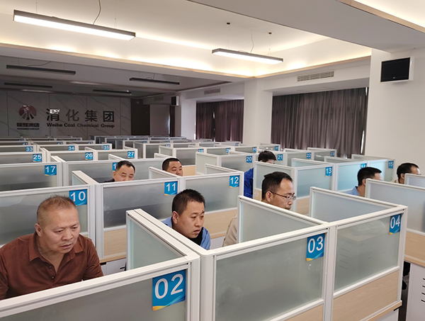 合成車間操作人員正在進(jìn)行10月份應(yīng)知應(yīng)會考試.jpg
