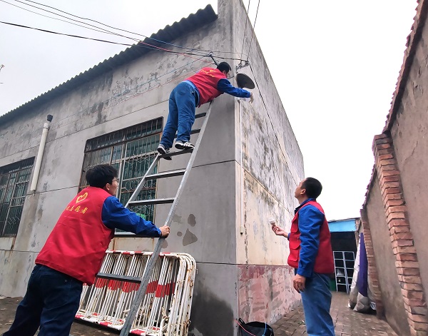 1730791023716197.jpeg 11.1日計(jì)控電儀部志愿者更換公共照明燈泡.jpg