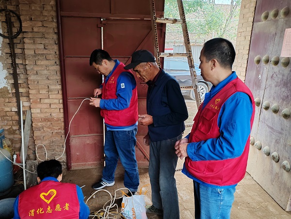 1730791033731035.jpeg 11.1日計(jì)控電儀部志愿者為老鄉(xiāng)家檢查更換老化線路.jpg