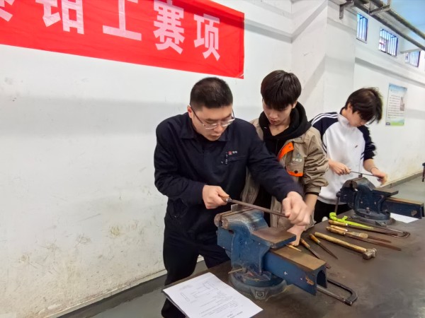 工程師王明科為學(xué)生親自示范使用銼刀標準動作.jpg
