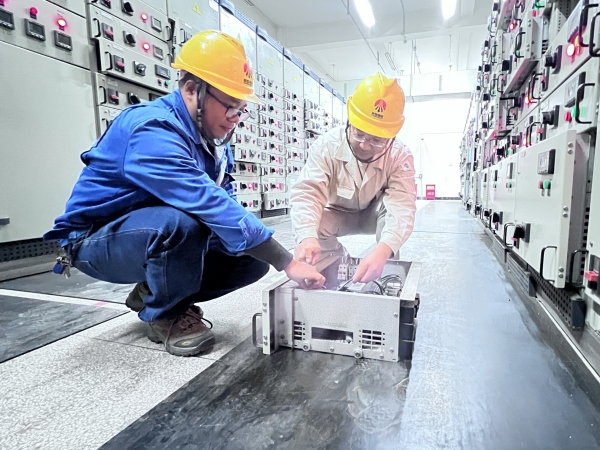 11月，計控電儀部運行人員正在對開關(guān)柜進行維修.jpg