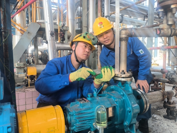 1732178378538373.jpeg 張帆與劉斌在現(xiàn)場確認(rèn)管線的垂直度.jpg