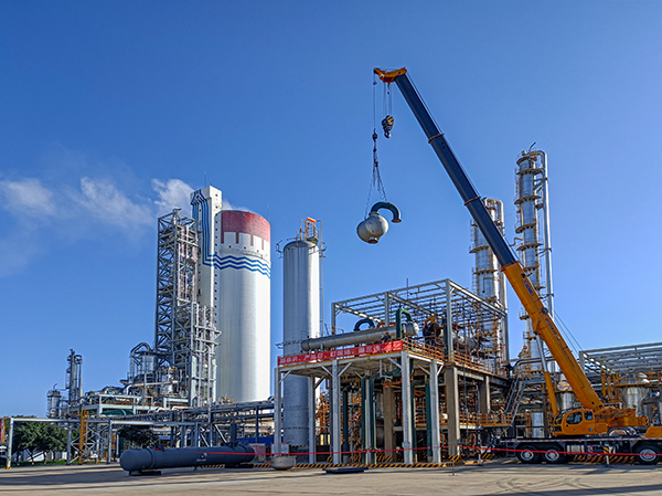 11月27日，吊裝設(shè)備對換熱器封頭進行吊裝  副圖.jpg