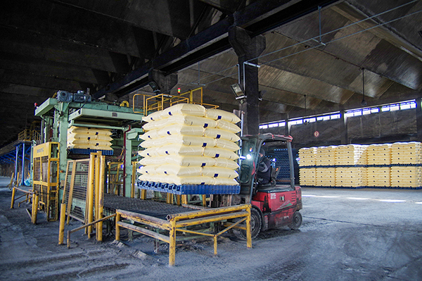 1735515535185939.jpeg 2024年12月26日工人正從碼垛機上叉走剛出產(chǎn)的尿素.jpg