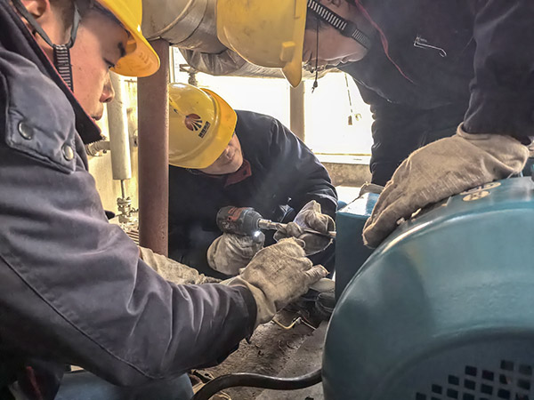 1月20日，檢修三班正在對(duì)鍋爐疏水泵電機(jī)進(jìn)行更換2.jpg