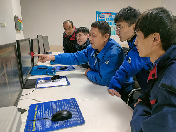 1737851323706768.jpeg 車間技術(shù)人員馮治在給員工講解節(jié)能技改項(xiàng)目投入注意事項(xiàng).jpg