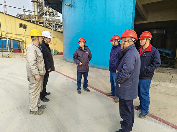 2月18日，基建部部長(zhǎng)張政權(quán)與尿素車間主任王濤現(xiàn)場(chǎng)檢查項(xiàng)目情況1.jpg