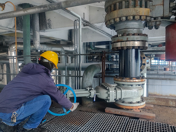 2月22日，氣化爐連通管線改造完成，工藝人員切換試用 照片.jpg