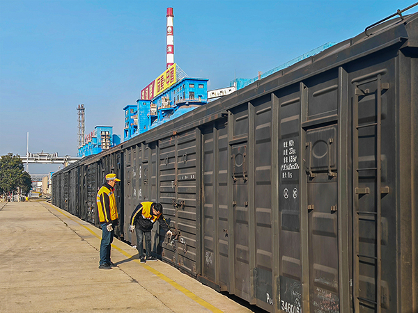 2025年2月25日，鐵路科員工對(duì)裝好的車輛進(jìn)行檢查0 (1).jpg