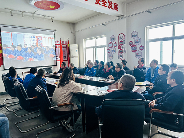 3月13日下午，物料車間黨支部開展“惠學(xué)礪心 筑夢前行”主題黨日活動，圖為集中觀看了陜煤集團第一期惠學(xué)礪心大課堂錄播視頻.jpg