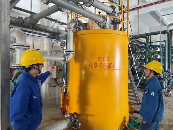 241742797472181761.jpg 3.18日動(dòng)力車間三期脫鹽水廠房內(nèi)田亮正在對班組人員進(jìn)行反滲透化洗講解.jpg