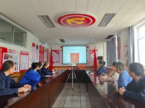 261742973093638487.jpg 3月24日上午支部組織學(xué)習(xí)勞模先進事跡.jpg