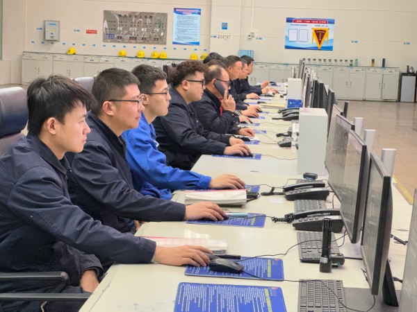 311743385209205909.jpg 雙甲操作人員正在優(yōu)化工況.jpg