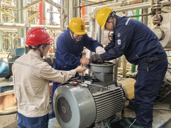 181744953137219829.jpg 電氣人員正在檢修電動機.jpg