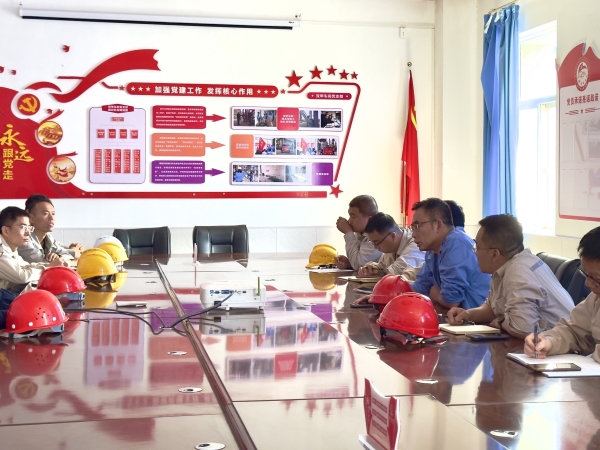 相關(guān)人員在會議室召開項(xiàng)目推進(jìn)會.jpg