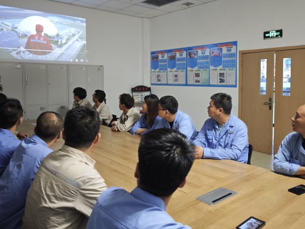 131749774168130043.jpg 圖3:2025年6月,班組利用班前會(huì)學(xué)習(xí)安全教育警示視頻.jpg