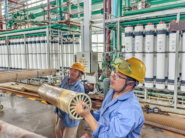 261750920697353701.jpg 6月20日,222C現(xiàn)場姜彥配合將修造拆下的反滲透膜放到地上等待沖洗稱重.jpg