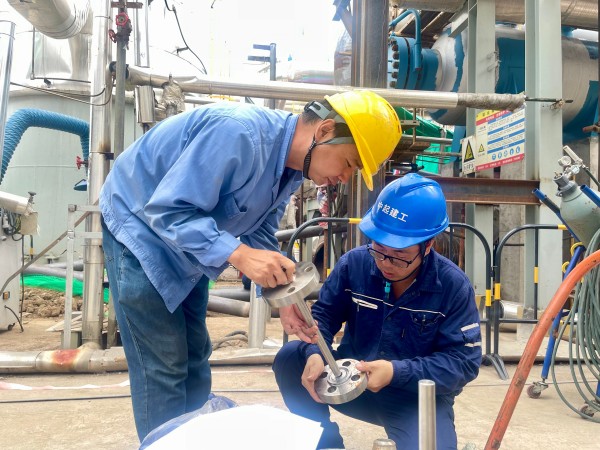 101752104959700050.jpg 換熱器檢修工作負責技術(shù)員劉小龍全程指導(dǎo).jpg