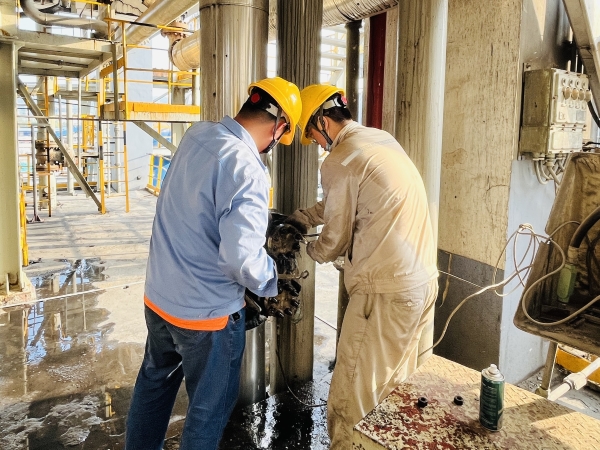 141752450157146970.jpg 7月11日,計(jì)控電儀部?jī)x表檢修團(tuán)隊(duì)成員正在現(xiàn)在進(jìn)行給水閥閥門定位器檢修.jpg